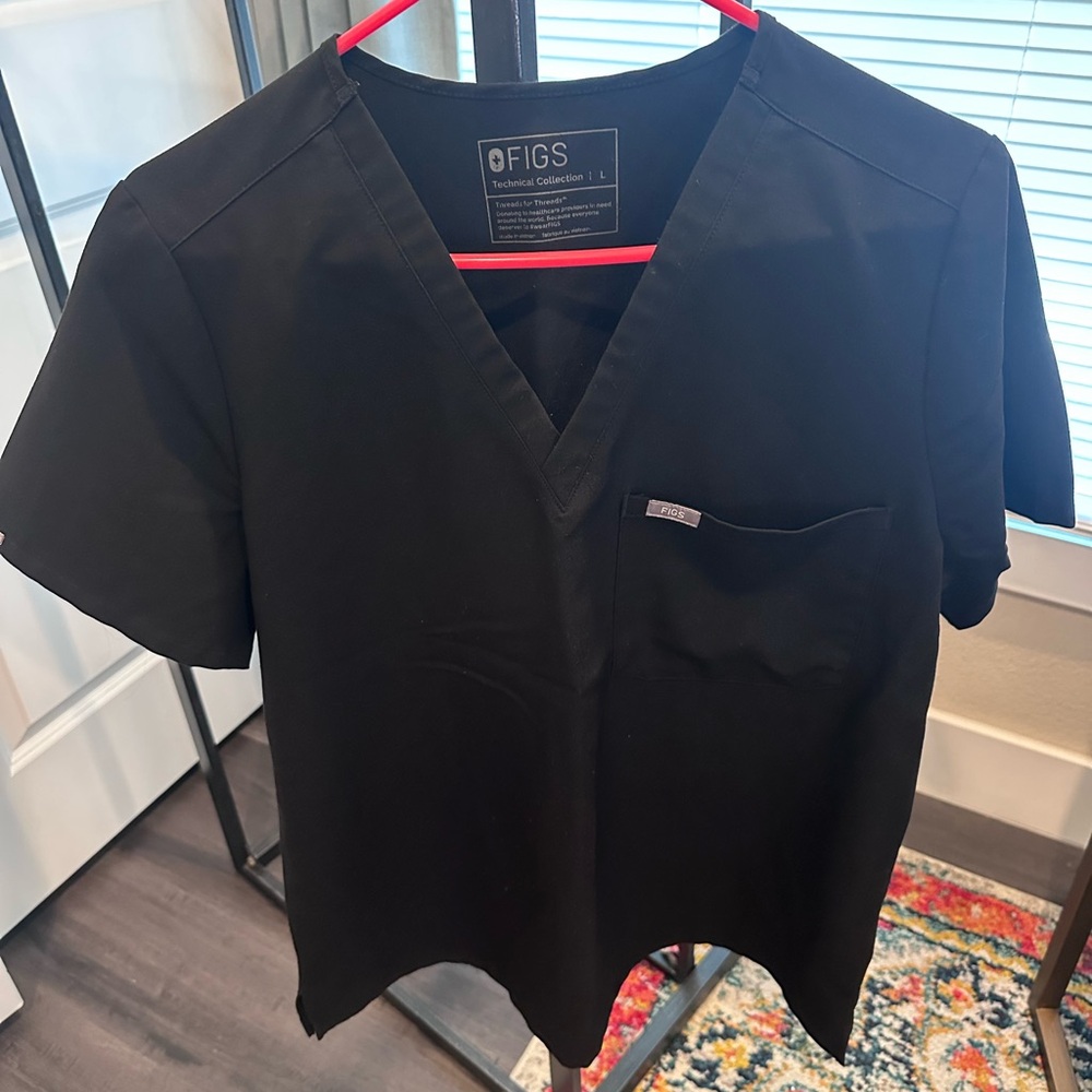 FIGS Classic Performance Short Sleeve Scrub Top in Black